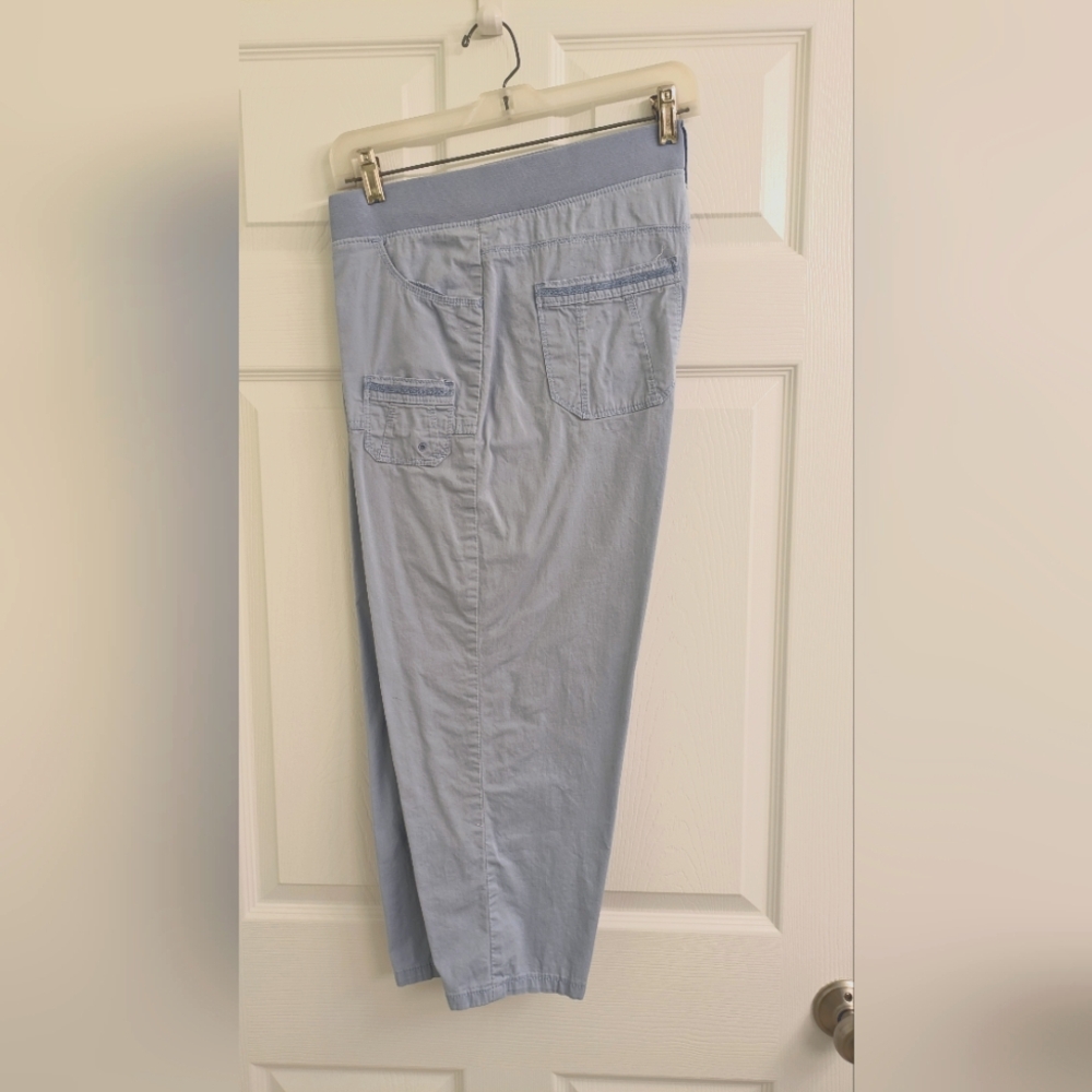 Lee's relaxed fit Women's Light Blue capris. Size 10.